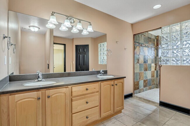 Building Photo - 8913 N Pine Hollow Dr