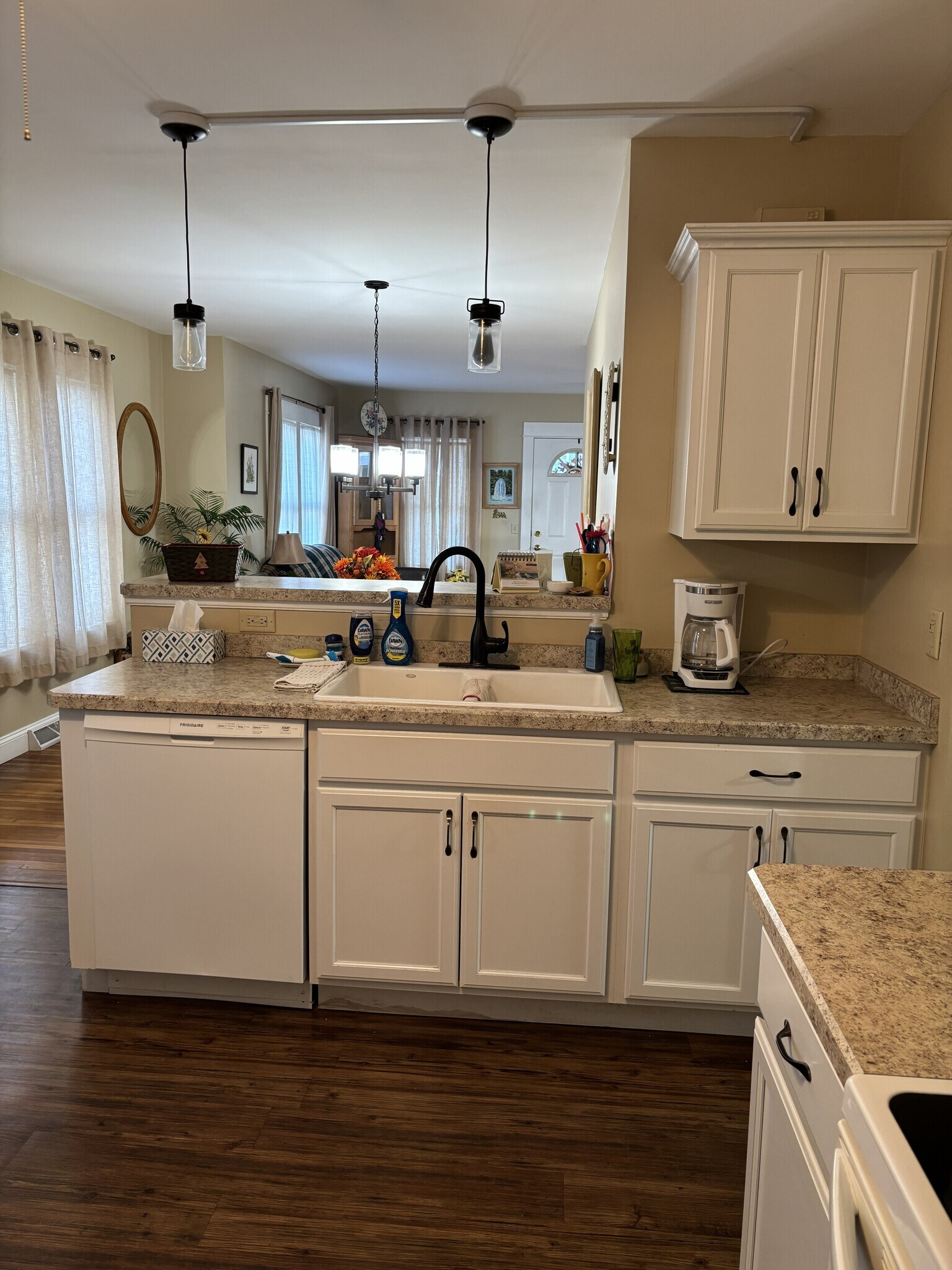 kitchen - 4124 Seneca St