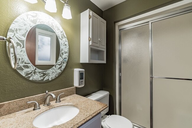 Building Photo - Hyland Hills 5 Bedroom Gem