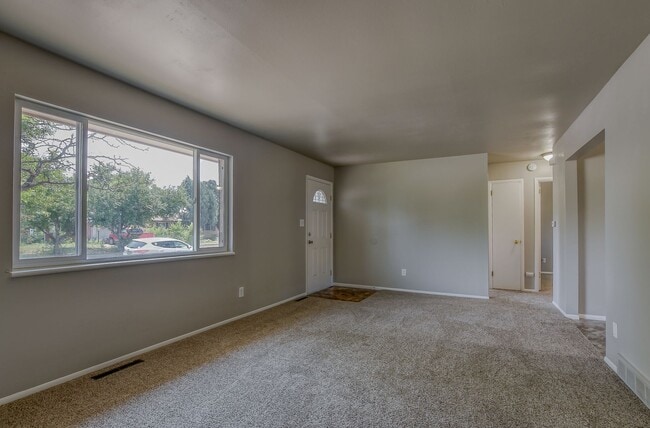 Building Photo - Centrally located 4 bedroom home!