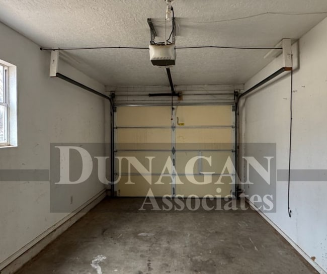 Building Photo - Pet Friendly!! Updated 3 bed, 1 1/5 Bath.