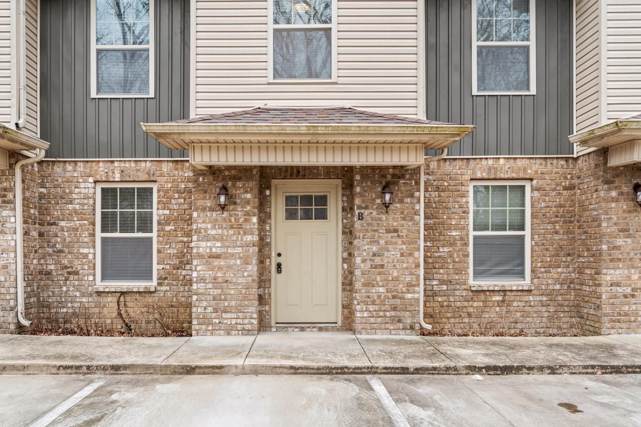 Building Photo - 1560 E Knollwood Cir