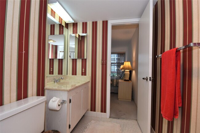 Building Photo - 525 N Ocean Blvd