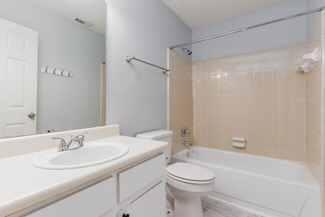 Building Photo - Charming 2 bedroom, 2 bathroom home locate...