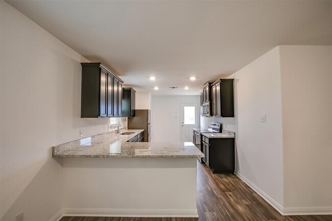 Building Photo - 609 Riverdale Dr