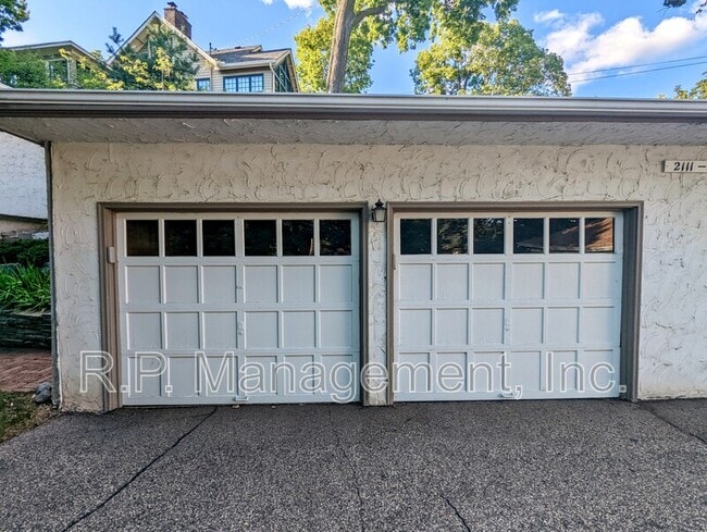 Building Photo - 2111 Irving Ave S