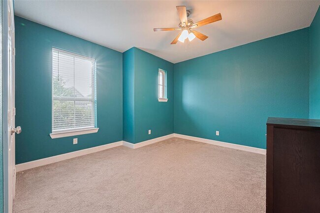 Building Photo - 5511 Highland Dr