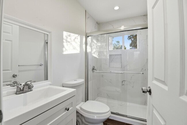 Building Photo - 648 Anita St