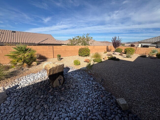 Building Photo - Beautiful 2 Bed / 2 Bath Home in Sun River 55+ Community!!