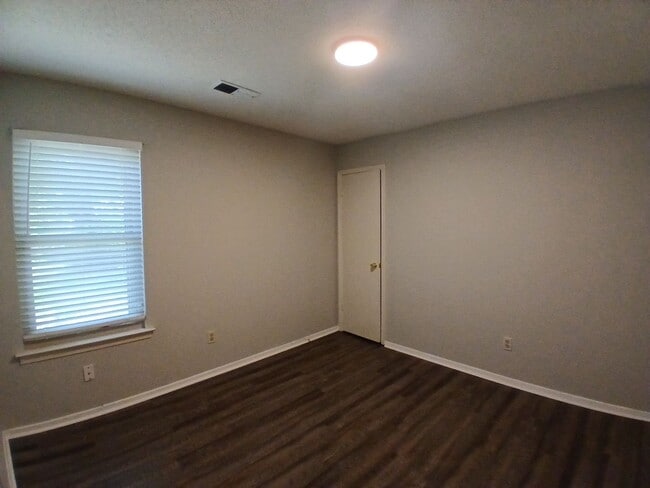Building Photo - Freshly Transformed 3 bedroom home - Open To Section 8