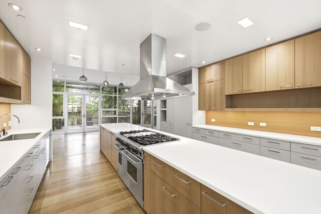 Building Photo - 1076 S Van Ness Ave