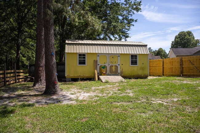 Building Photo - **HALF OFF FIRST MONTHS RENT**3 bedrooms, Fenced in backyard, 12x24 shed, NO breed restrictions!