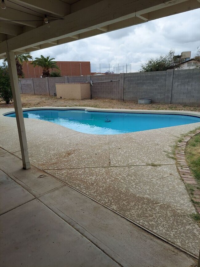 Building Photo - 2 bedroom, 1 bath with pool