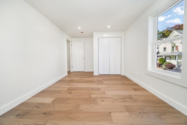 Building Photo - 11 Knollin St