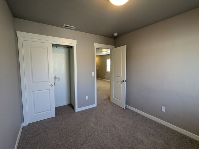 Building Photo - Newer 3 bedroom plus Den and Amenities in The Bridges