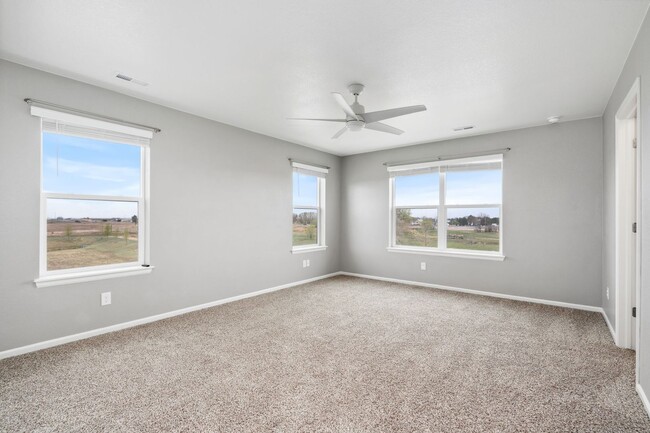 Building Photo - Spacious 4BD Bennet Floorplan with Full Ba...