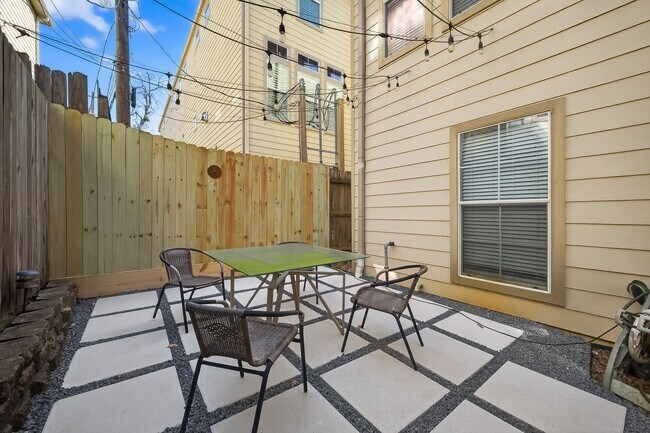 Building Photo - 410 Fowler St