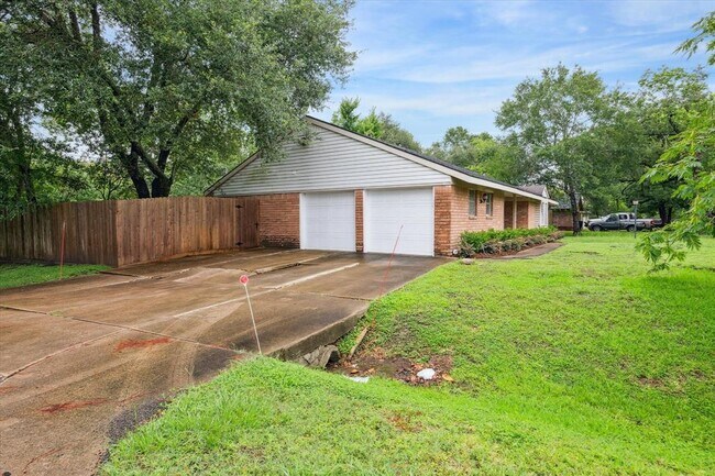 Building Photo - 1627 Crestdale Dr