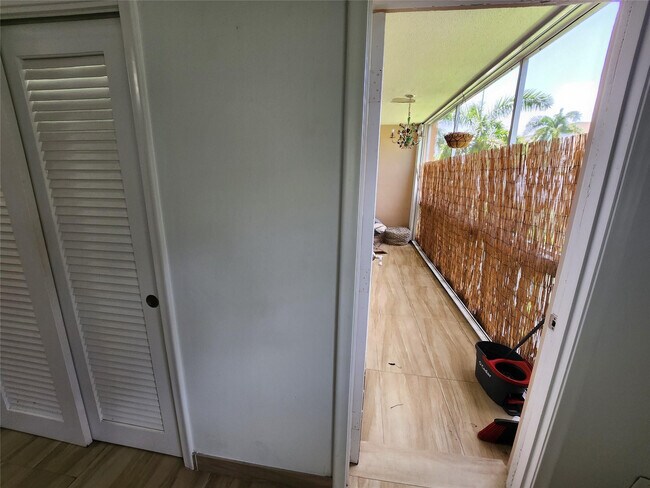 Building Photo - 219 NE 14th Ave