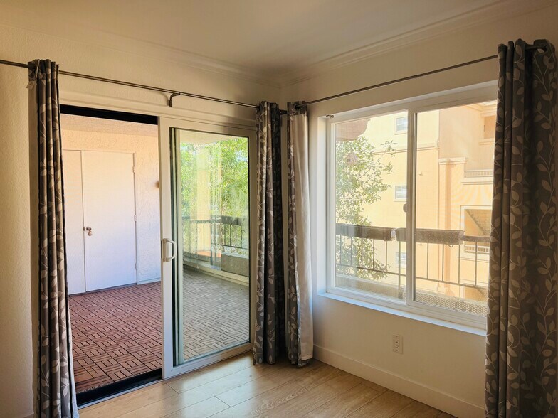 Building Photo - 3525 Lebon Dr