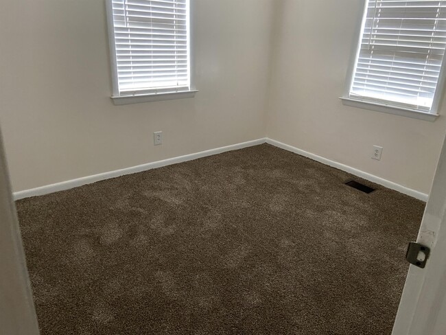 Building Photo - 2738 Dogwood Cir