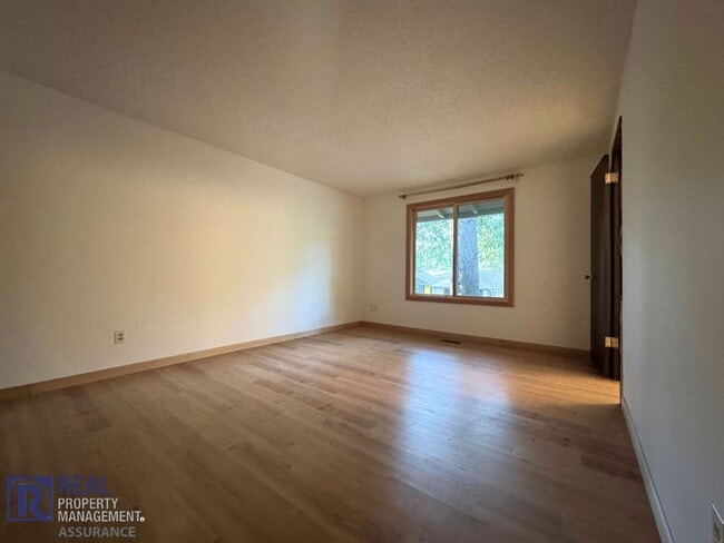 Building Photo - Updated 3-Bed Duplex Offering Space, Style & Convenience!!