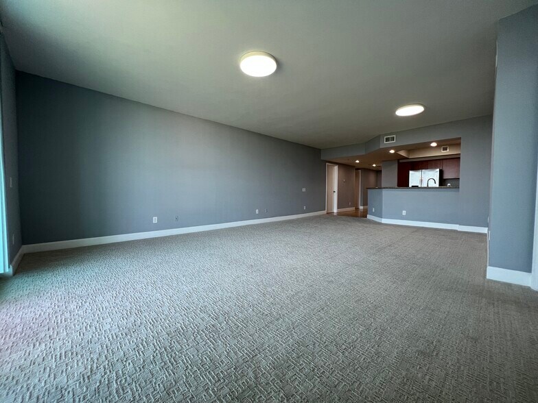 Building Photo - 14951 Royal Oaks Ln
