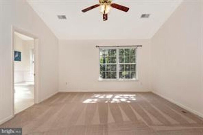 Building Photo - WELL MAINTAINED TOWNHOUSE WITH ONE CAR GARAGE, DECK,