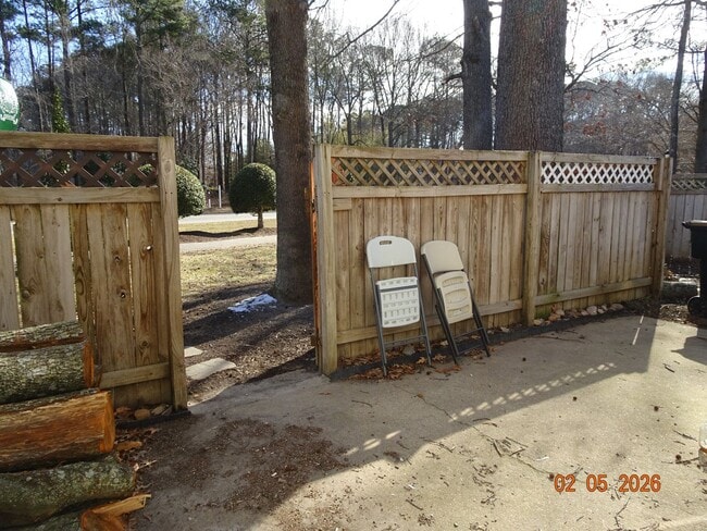 Building Photo - 3 Bedrooms, 2 Full Bathrooms Duplex