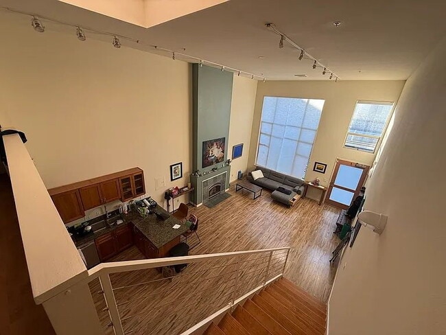 Building Photo - "Chic Urban Living: 2-Bed, 2-Bath Gem on Harrison St in SF!"