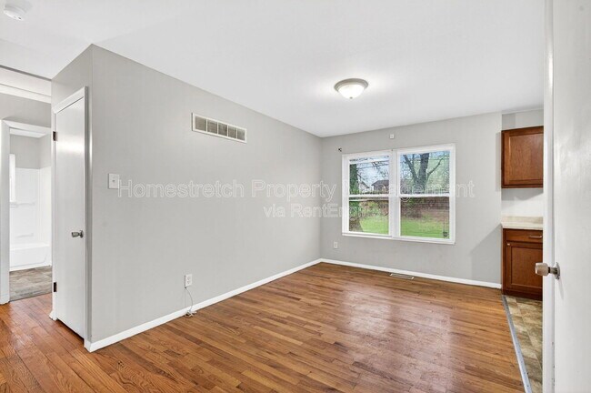 Building Photo - 10216 Royal Dr