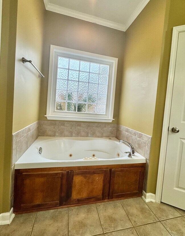 Building Photo - 112 Autumn Way