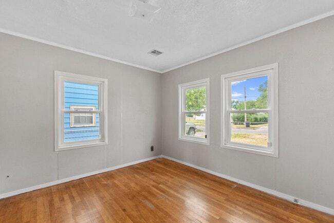 Building Photo - Bed 2 Bath In Quiet Neighborhood!