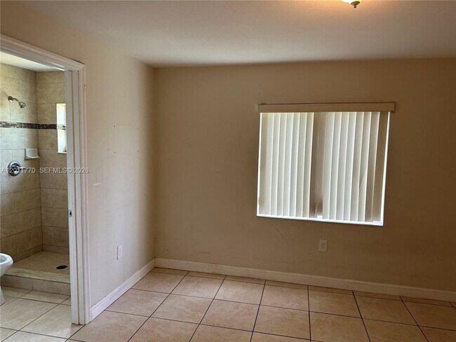 Building Photo - 5720 SW 36th Ct