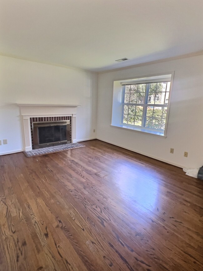 Living Room w/ front facing Bay Window - 69 Court Pl