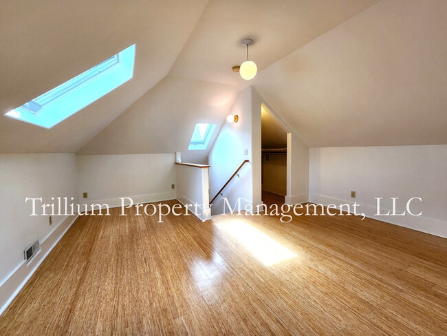 Building Photo - 4542 NE 32nd Pl