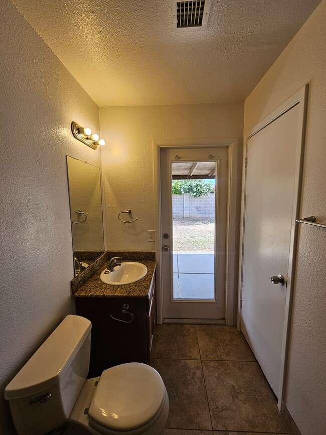 Building Photo - 3 bedroom 2 bath - North Phx home - single...