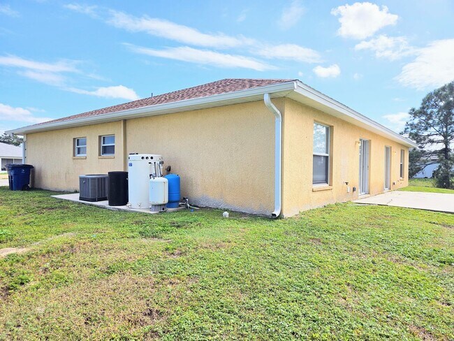 Building Photo - Nice 3 Bedroom Duplex in Lehigh Acres