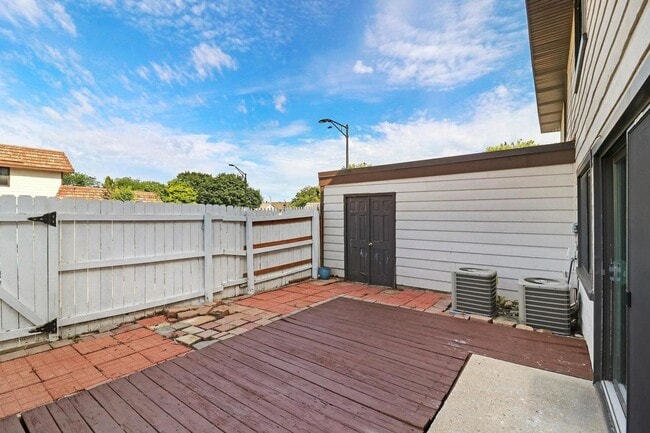 Building Photo - 5625 Ct Leona