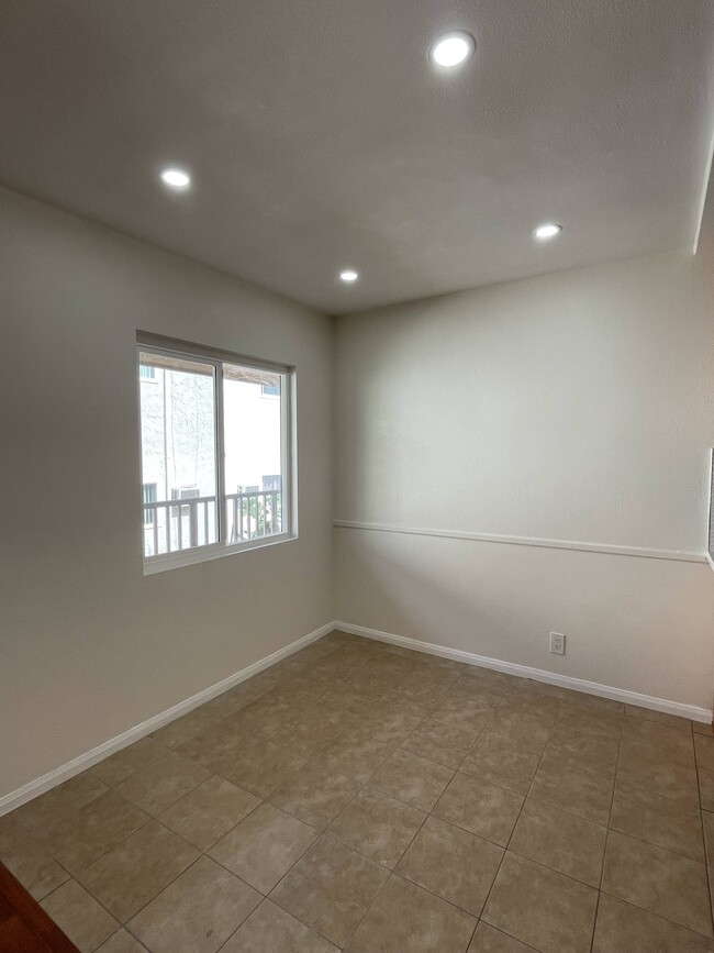 dining area - 1056 Elm Ave