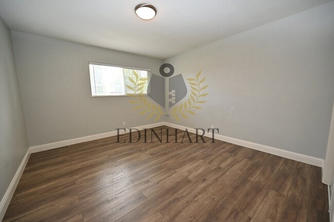 Building Photo - 412 W Sample Ave