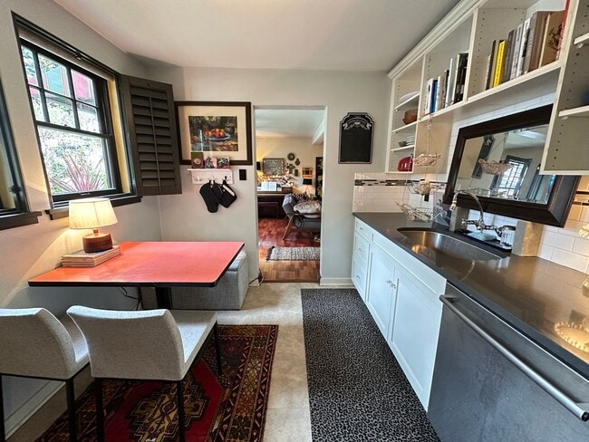 Building Photo - Queen Anne - Villa Costella - 1 Bedroom / ...
