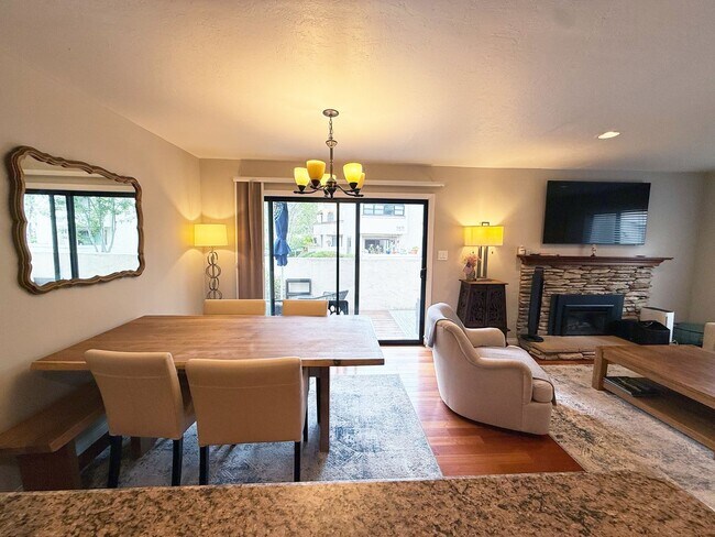 Building Photo - Beautifully Furnished 2 Bed/2.5 Bath Townhome in the Desirable Woodlands of La Jolla