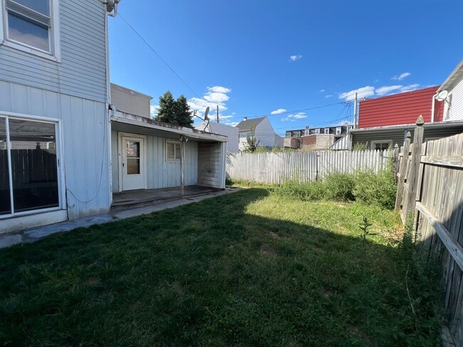 Building Photo - Available Now! 3BR HOME IN ALLENTOWN!