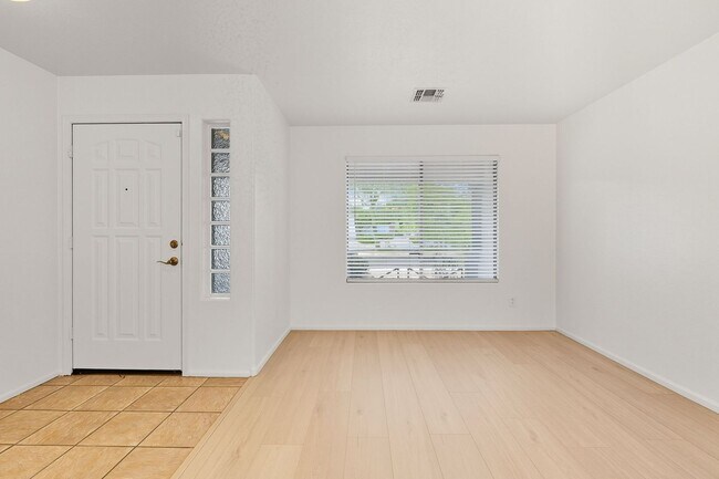 Building Photo - Solar Home with Nice Floorplan in a Great ...