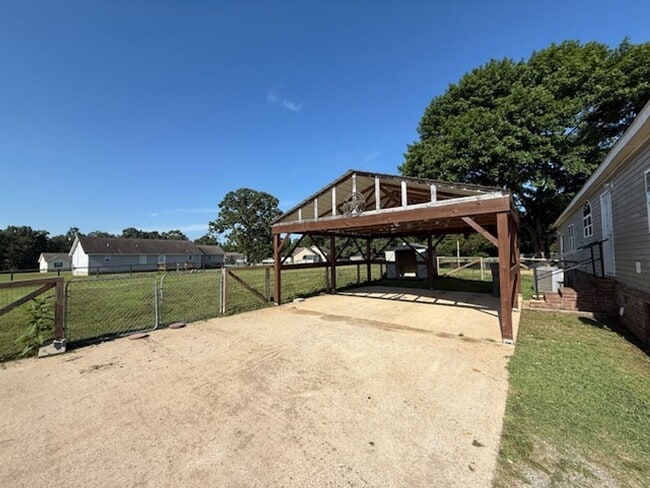 Building Photo - 3 Bed / 2 Bath Home in Desha