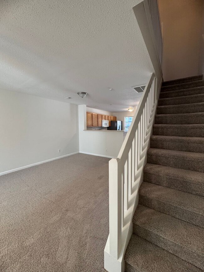 Building Photo - Wonderful 2BR 2.5BA Townhome with All Appl...