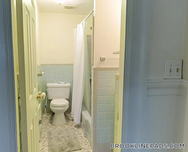 Building Photo - 1071 Beacon St