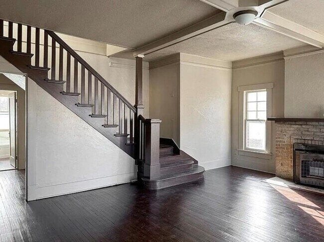 Building Photo - Spacious Prairie Style Home- 3 Bed, 1 Bath...