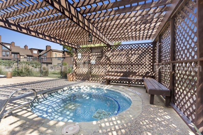 Building Photo - Cozy One-Bedroom Townhome in Prime Arlingt...